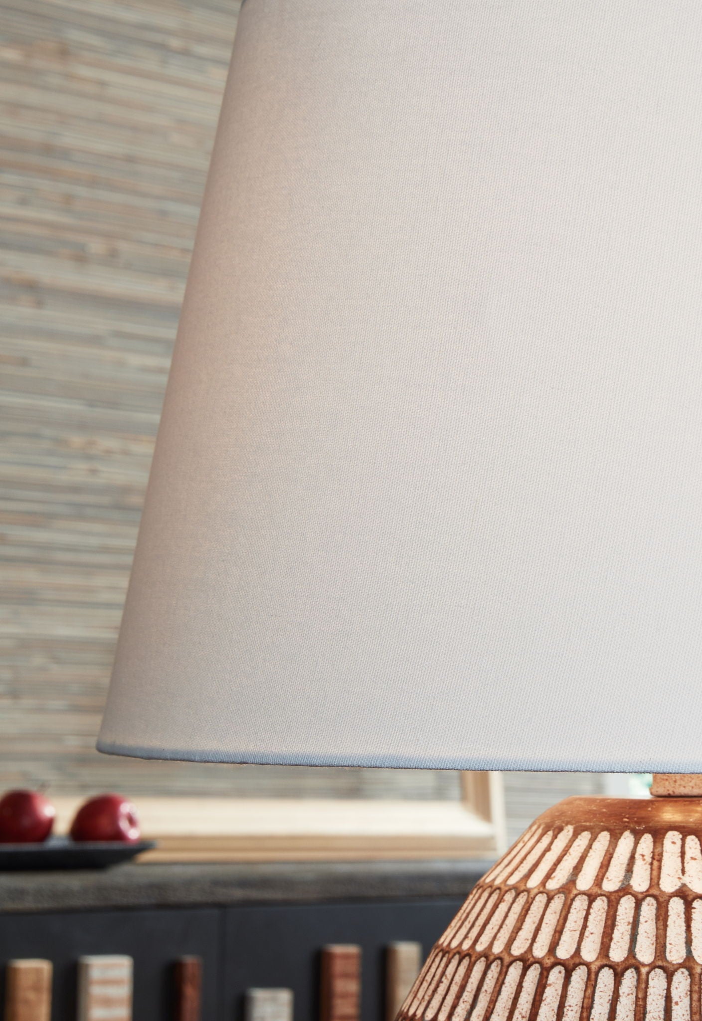 Darrich - Metal Table Lamp - Beige / White